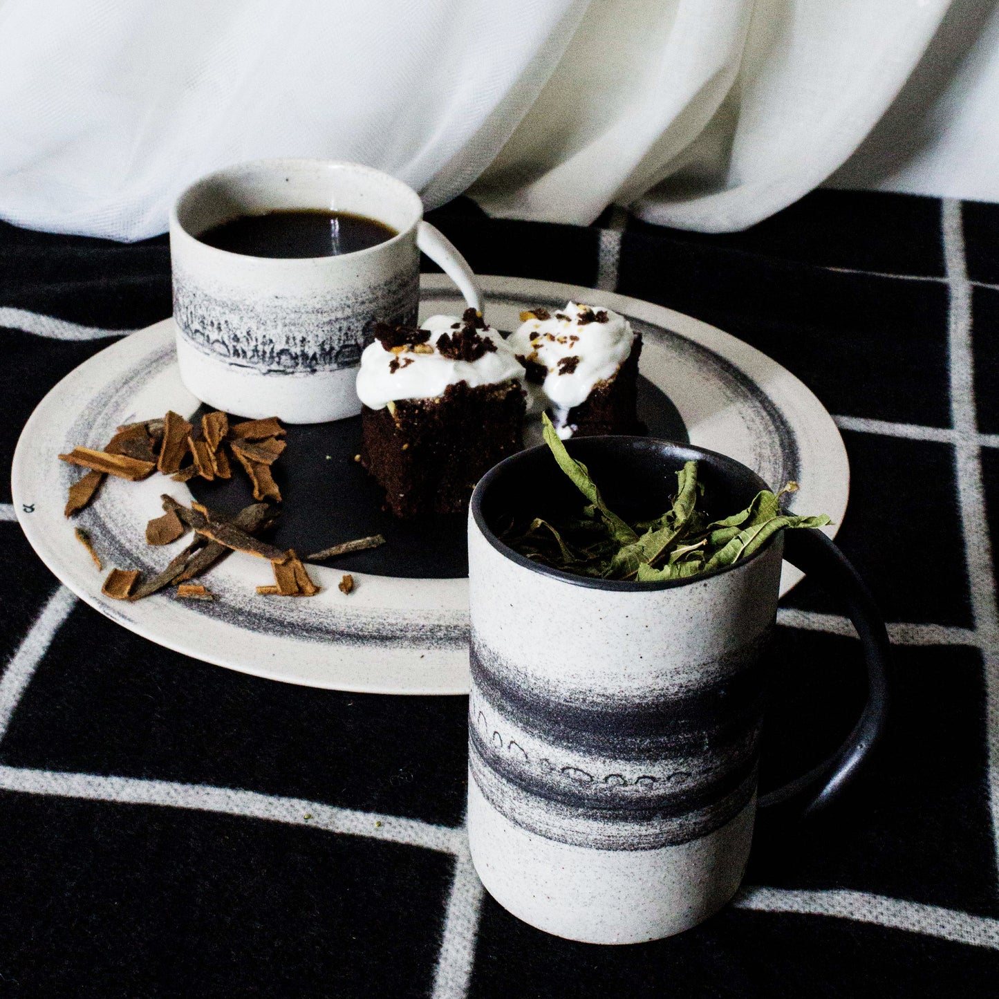 -Latte / Cappuccino Coffee Cup l -Black Matt on white porcelain clay -Straight Edge, slim body with lip to bottom, full arch handle -Modern simple shape + natural texture *Basalt Collection Drawing of mixture of dark minerals. The unique organic drawing is applied in a rotation motion of my wheel.