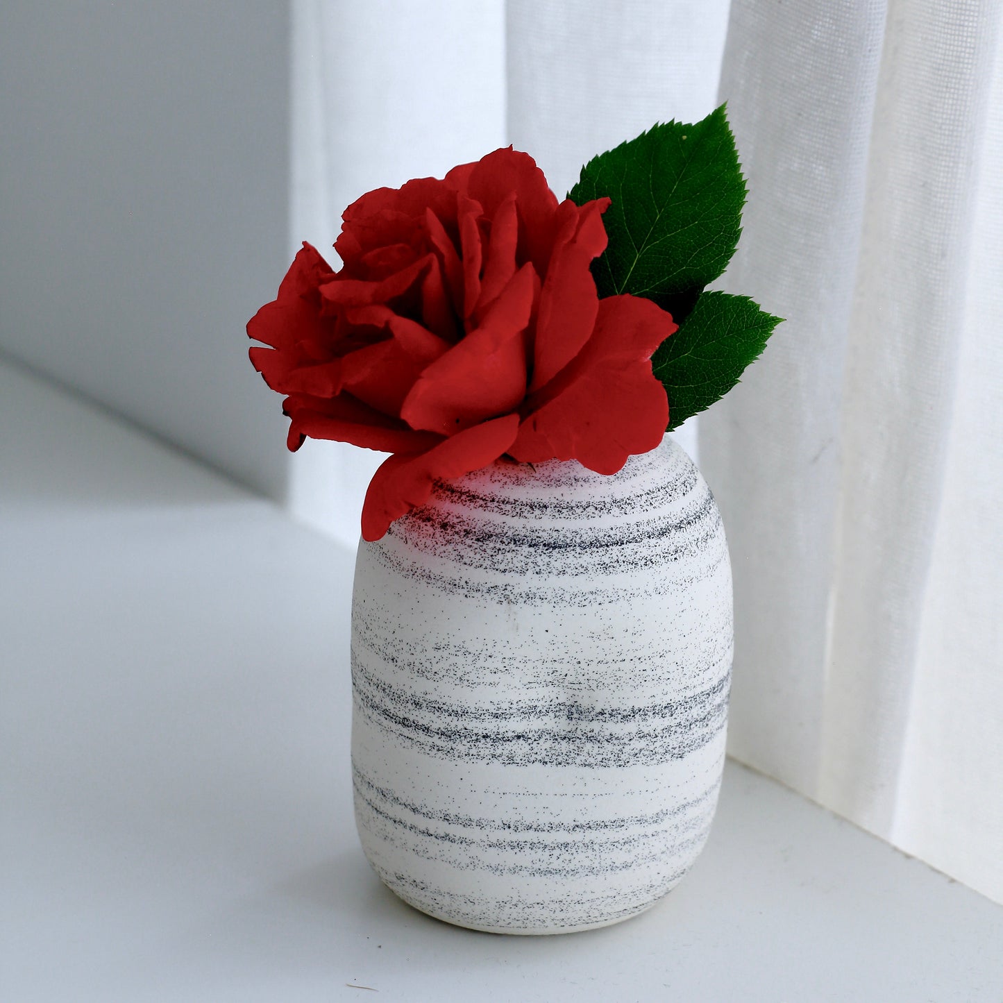 Mini Vase + Pebble  l  Meta-Morphic