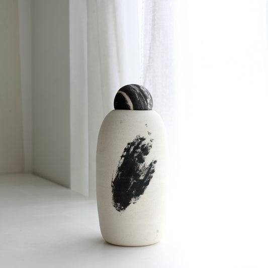Egg Vase + Pebble  l  Graffiti