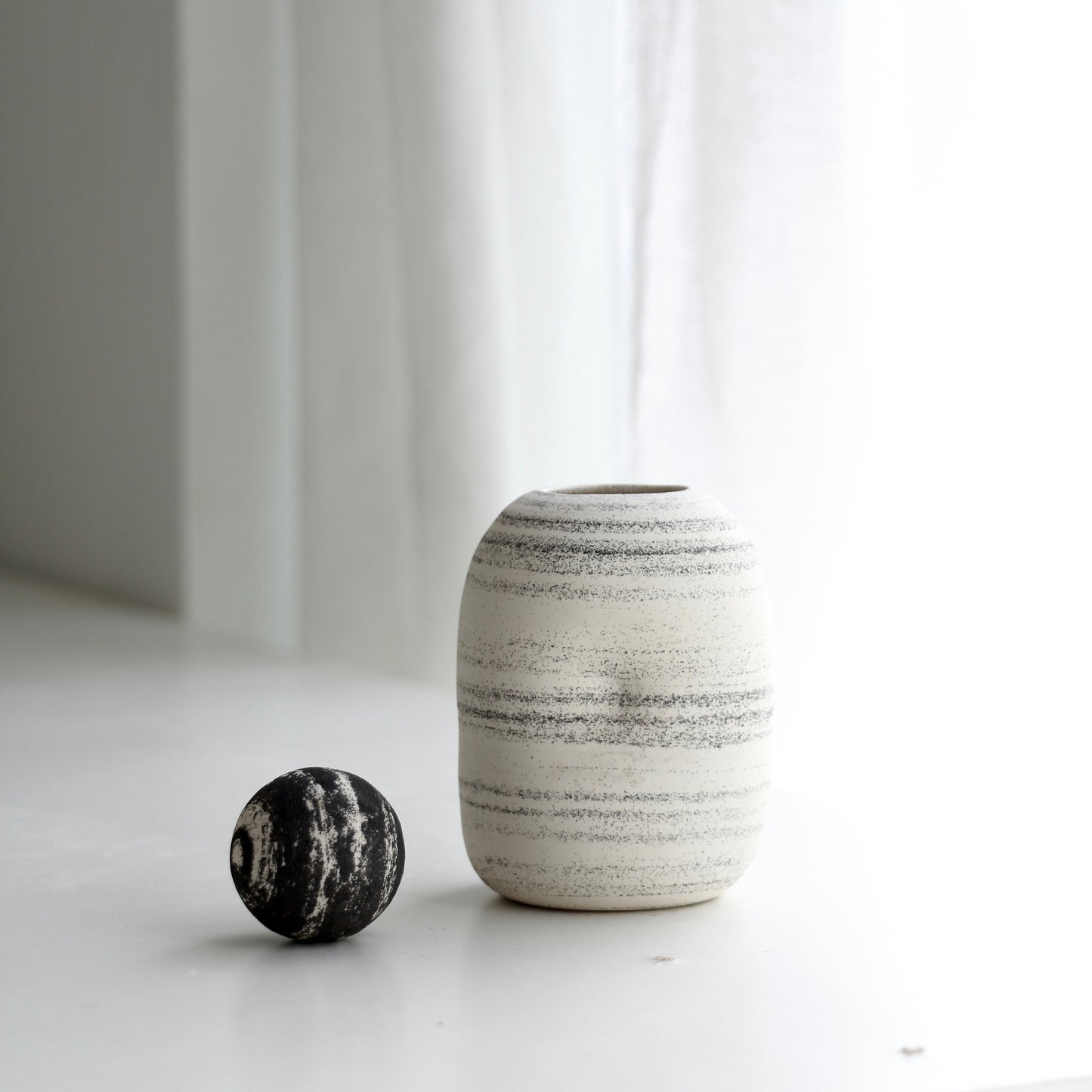 Mini Vase + Pebble  l  Meta-Morphic